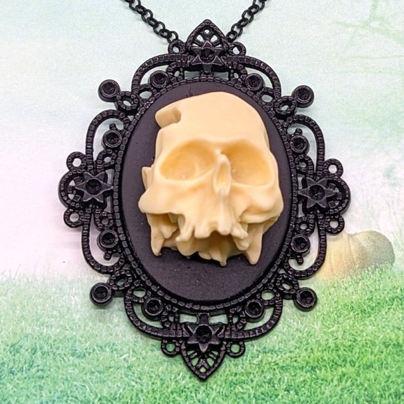 Baroque Vintage Jewelry - Gothic 3D High Rise Skull Cameo Necklace